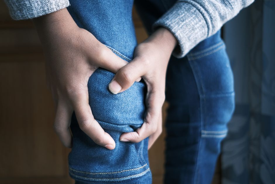 관절 건강을 위해 영양제를 복용하는 중년 여성