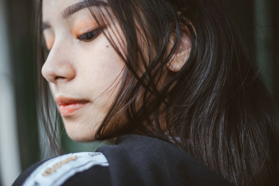 여성이 하관 EMS 리프터 기기를 착용하고 있는 모습