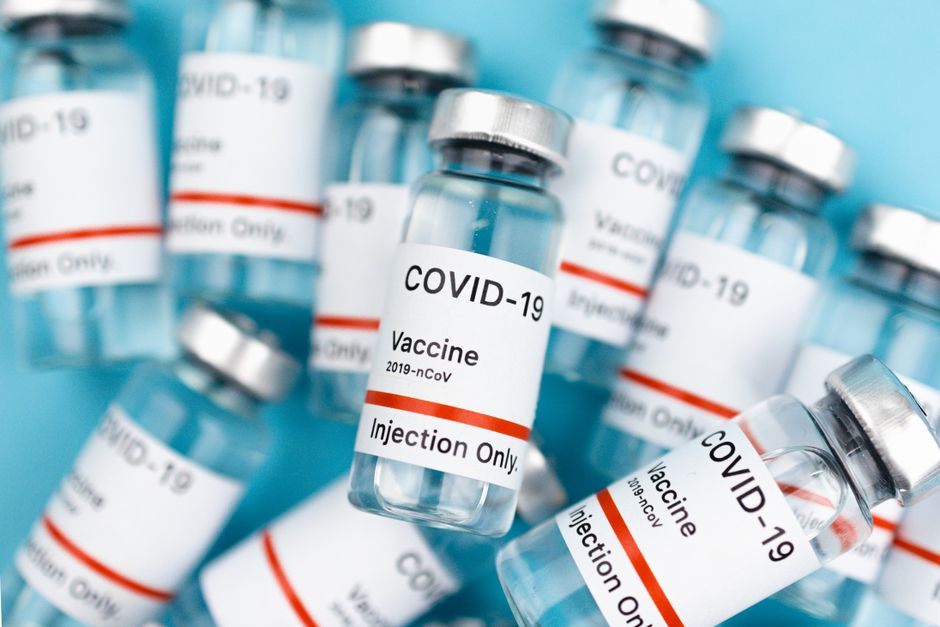 FDA 신약 승인과 주가 상승을 나타내는 제약 바이오 이미지